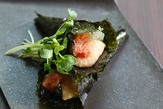 梅肉とディップソースの手巻き寿司